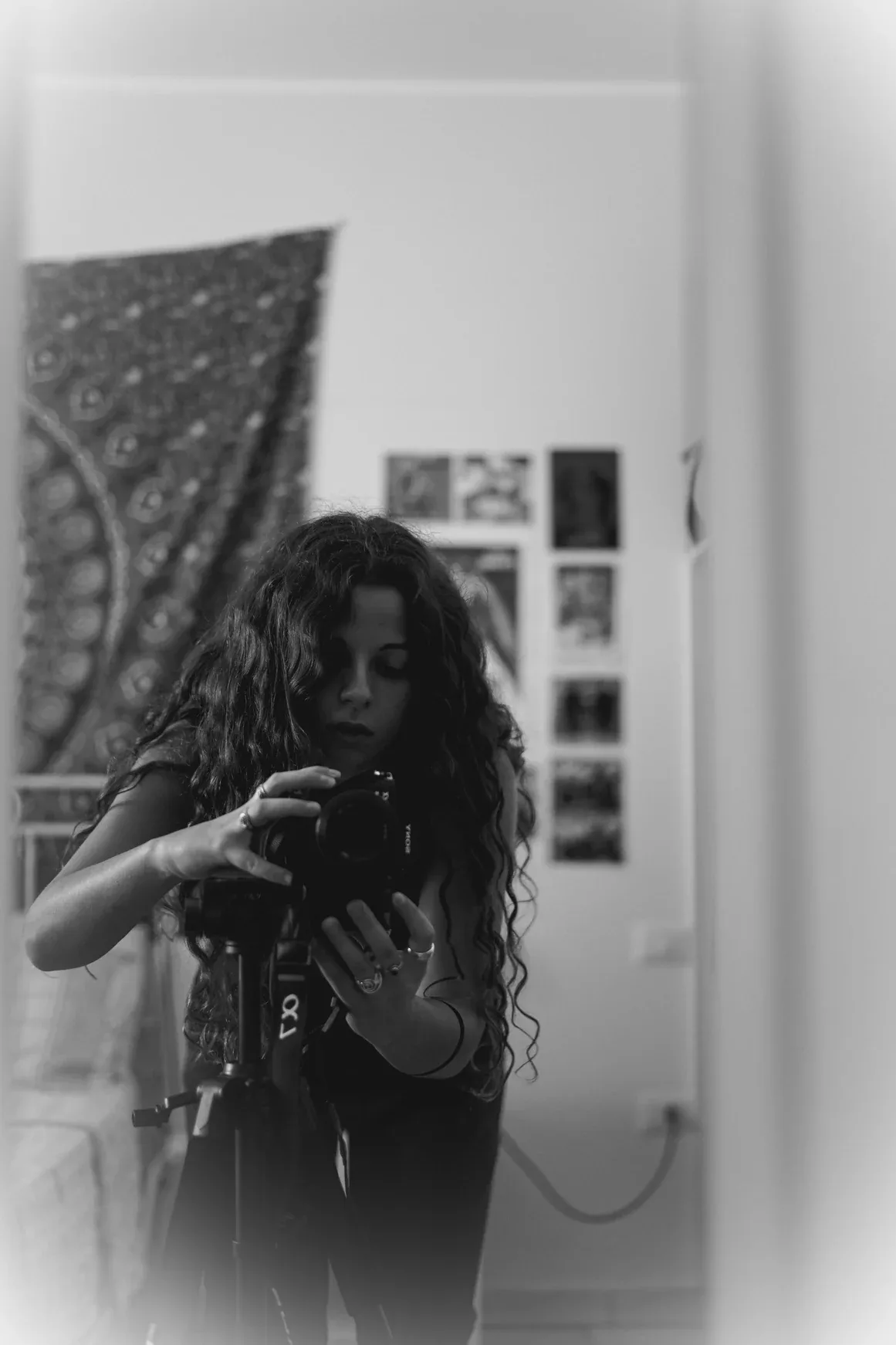 Fabiana con la fotocamera, in un autoritratto in bianco e nero