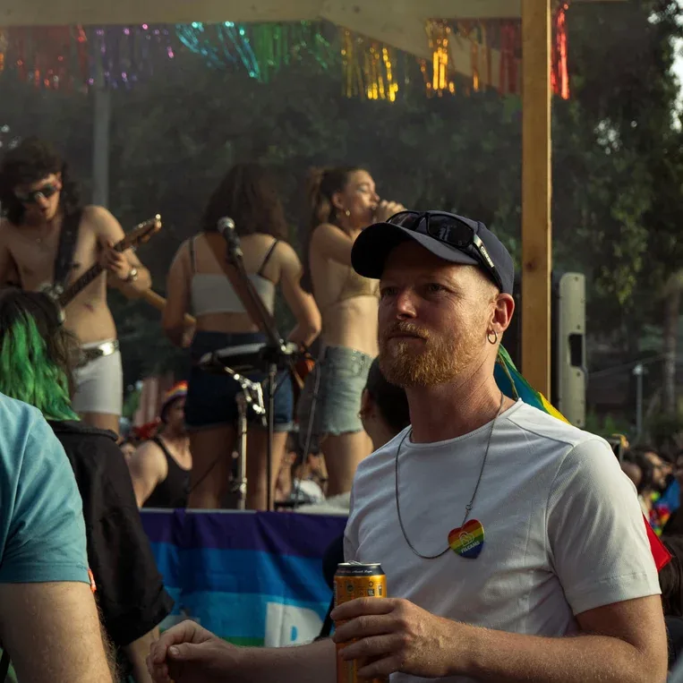 Un uomo tra le persone a un evento all’aperto
